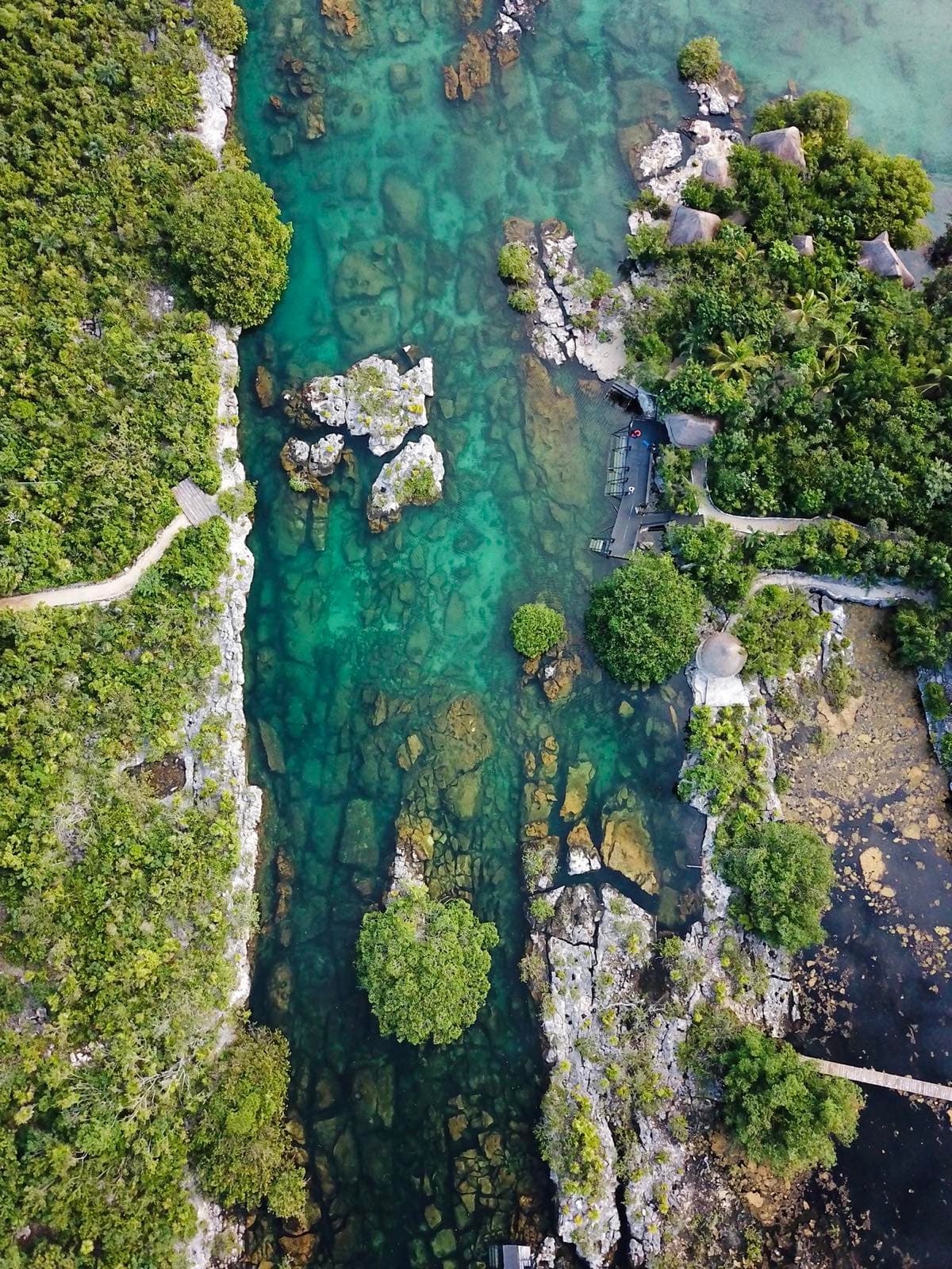Vista aérea de la caleta de Yalkú, con el agua turquesa entre el manglar